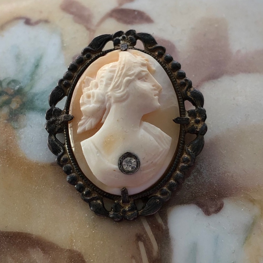 💎Small 💍Cameo Brooch with cubic zirconia
